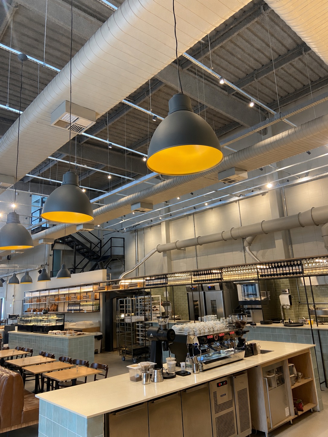 Dutos aparentes e sistema de ventilação industrial em ambiente comercial